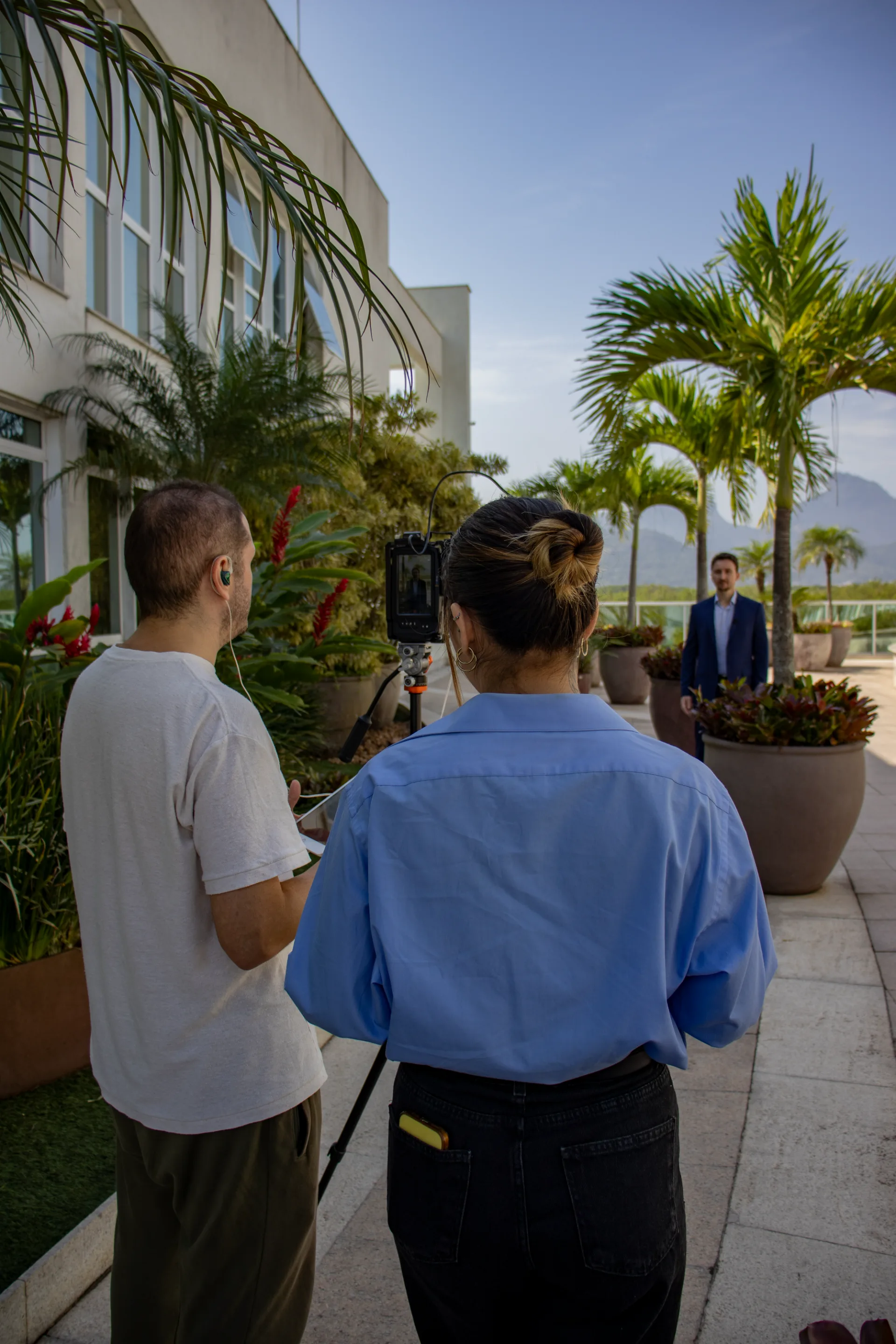 Equipe acompanhando a captação no terraço