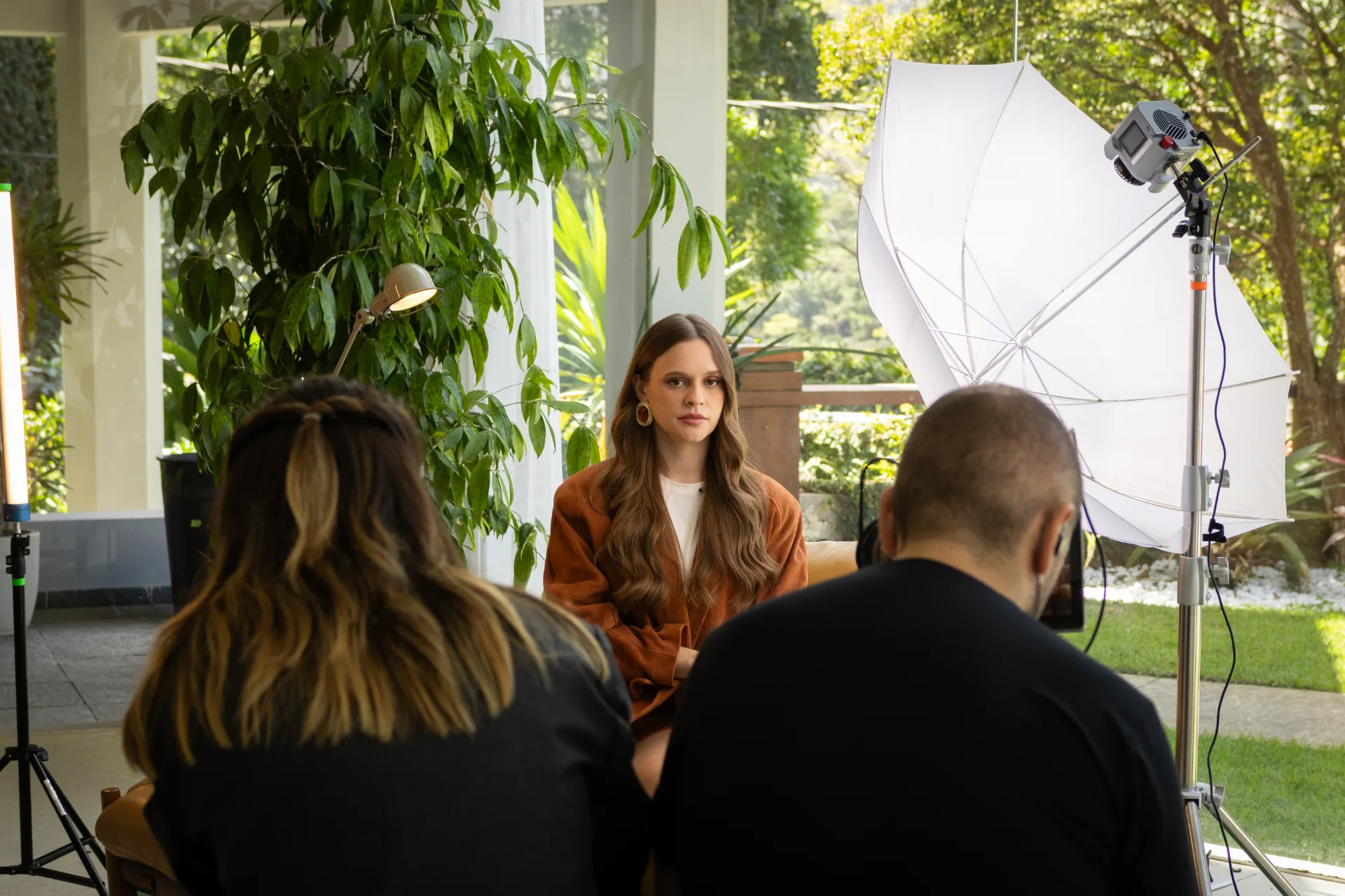 Entrevista em jardim, com a câmera em primeiro plano