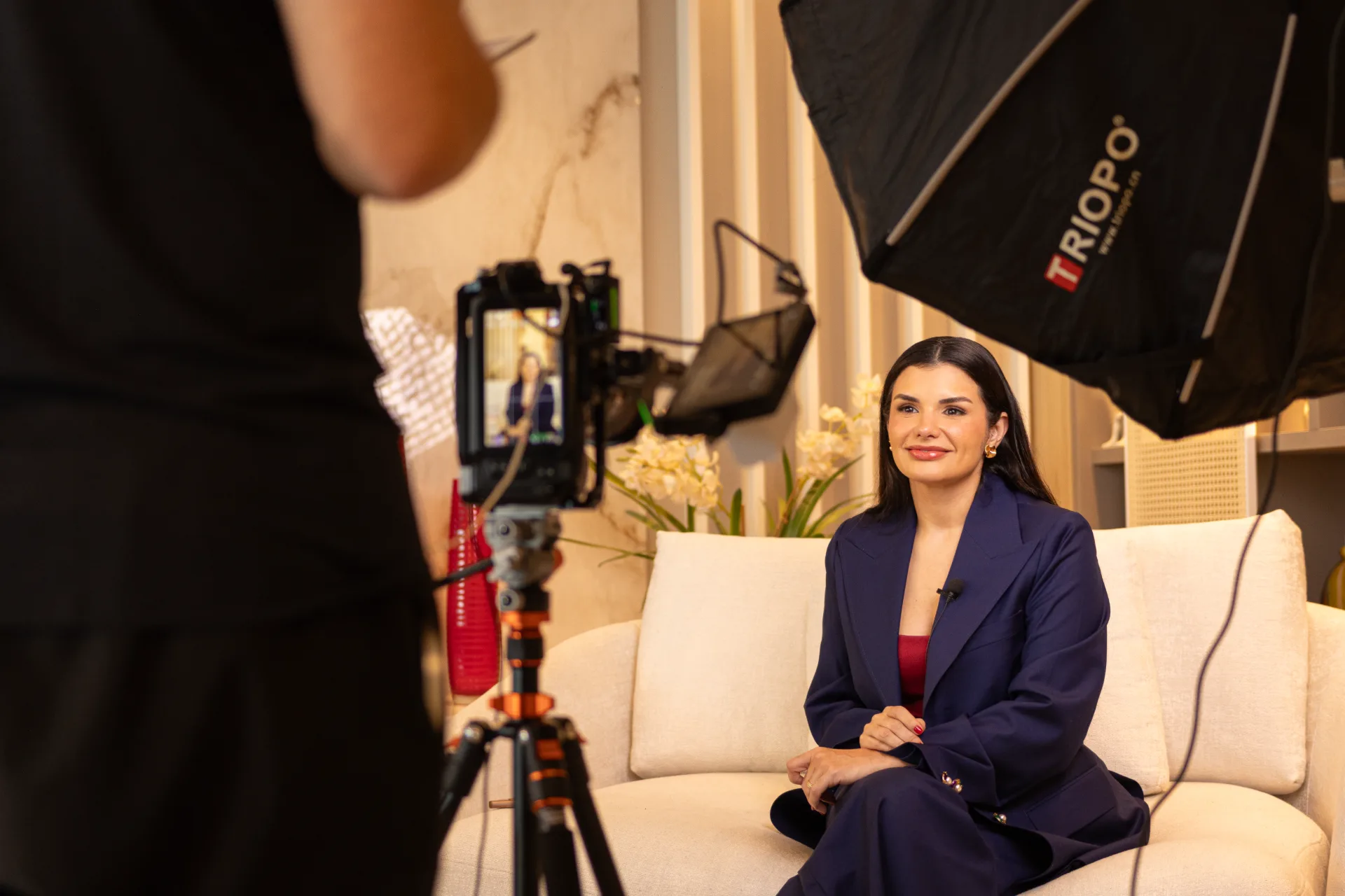Entrevista no sofá, com softbox e câmera em primeiro plano