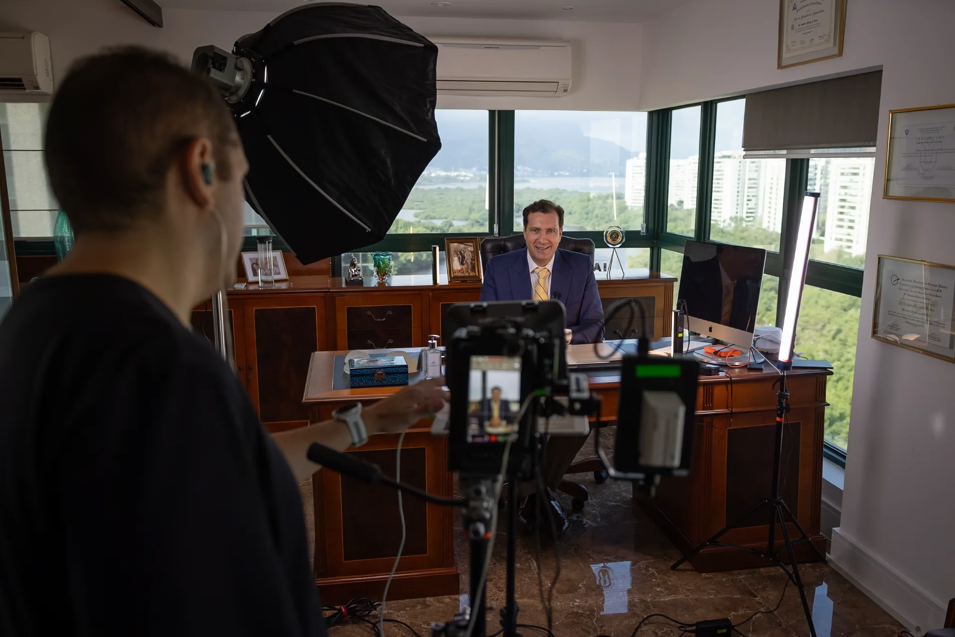 Set montado em consultório com vista, câmera e luz